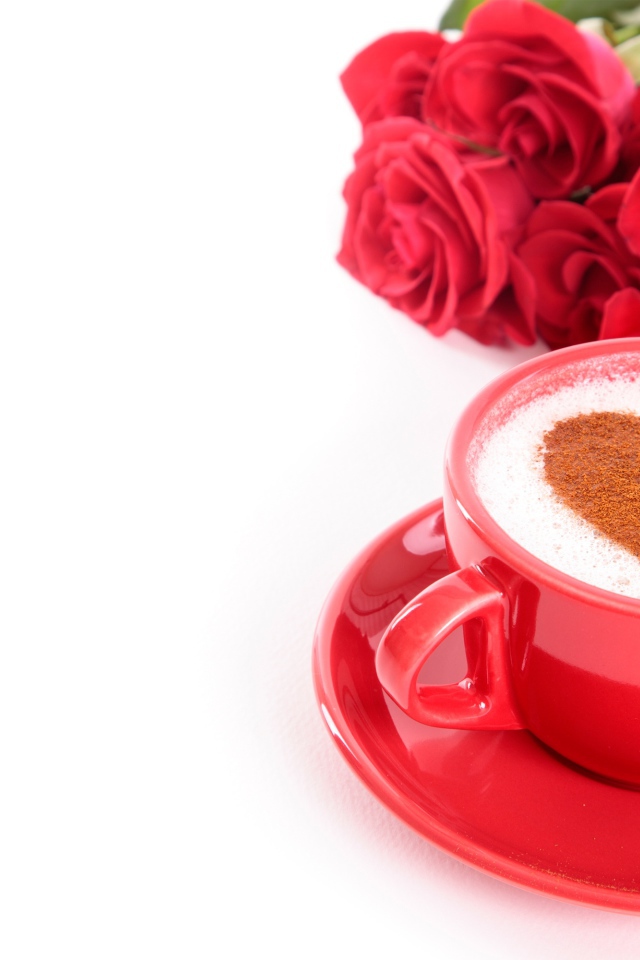 Чашка кофе с рисунком и букетом красных роз на белом фоне