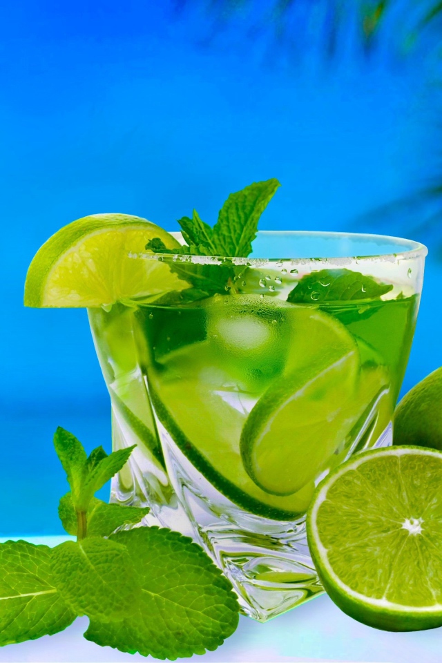 Стакан коктейля с зелеными лаймами