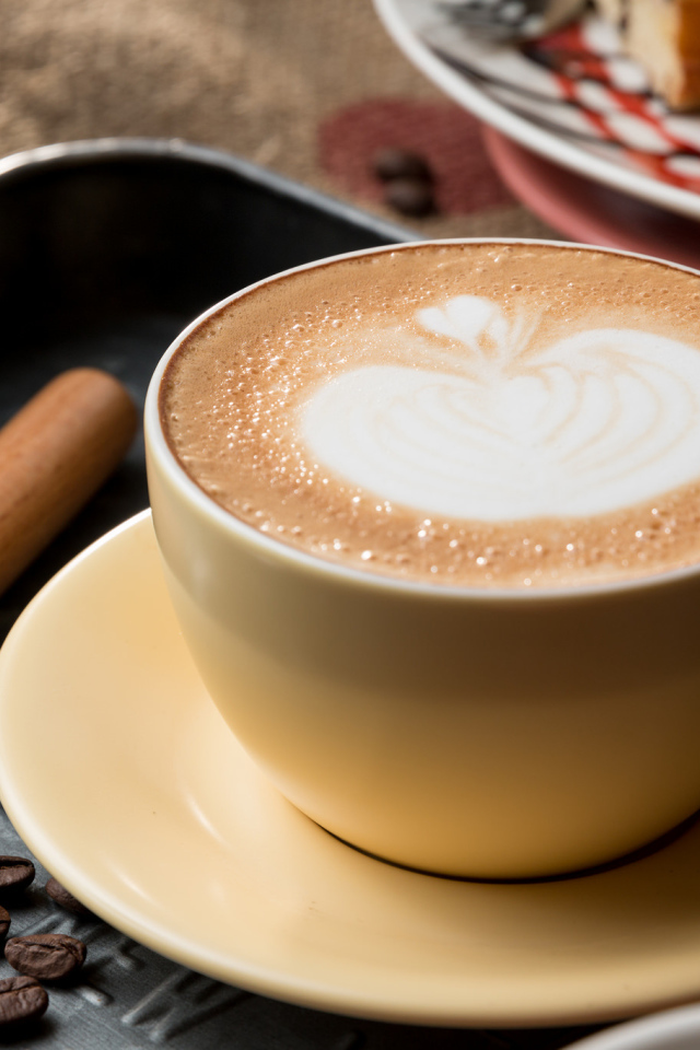 Большая чашка кофе с рисунком на пенке