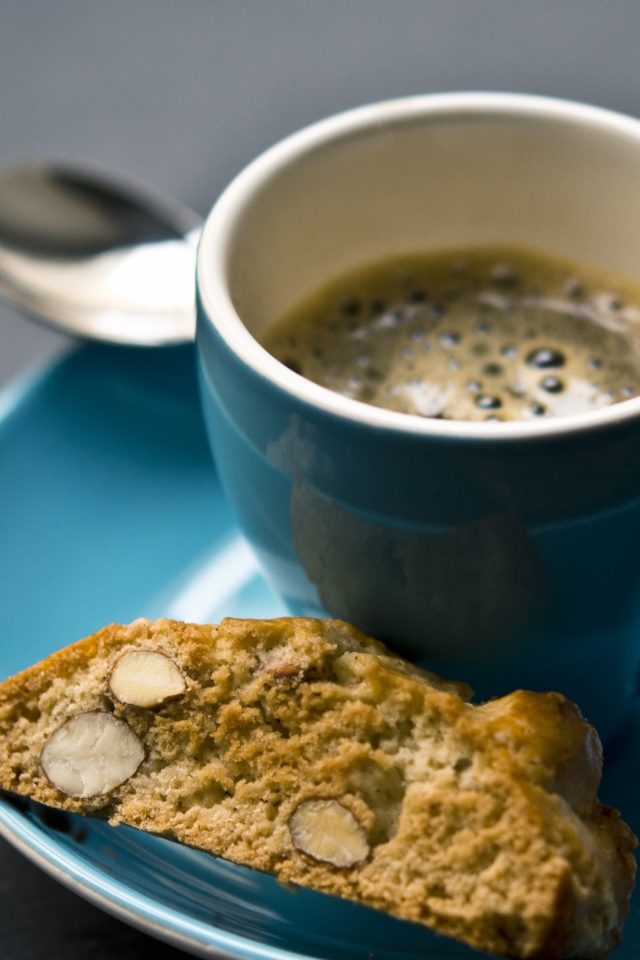 Голубая чашка с кофе с печеньем на завтрак