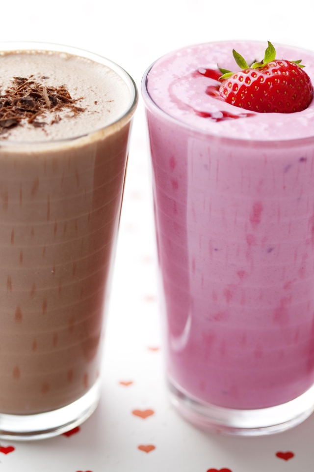 Шоколадное и клубничное смузи в стаканах на столе