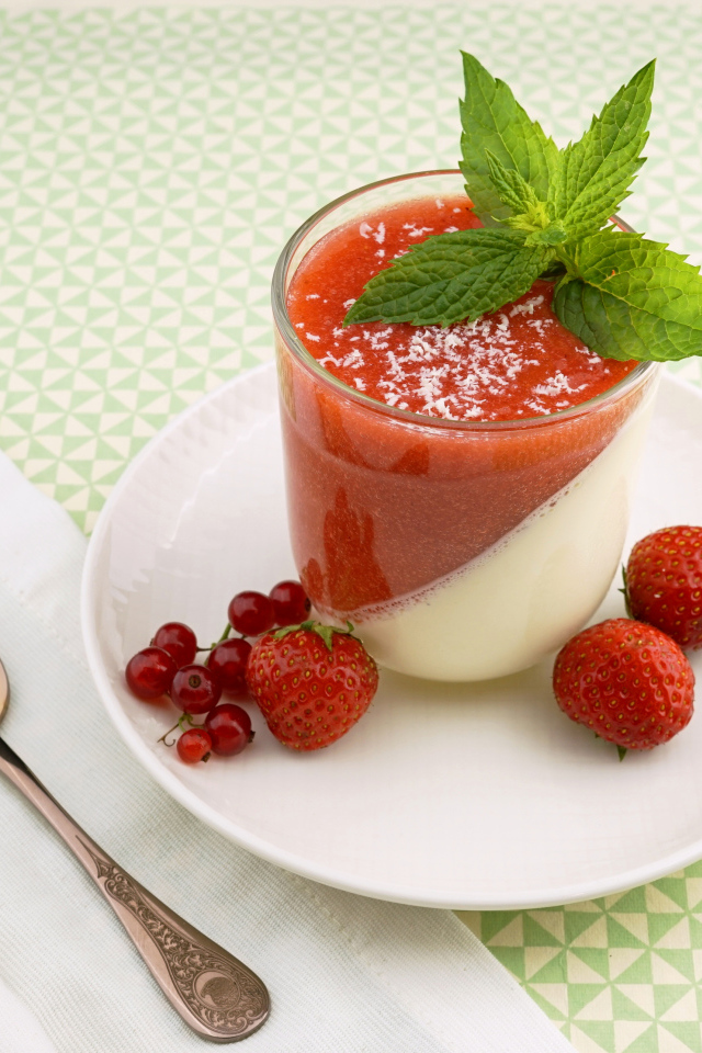 Коктейль с  клубники и красной смородины 