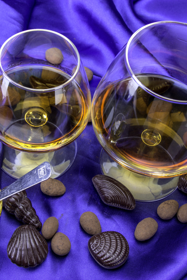 Коньяк в бокалах с шоколадными конфетами