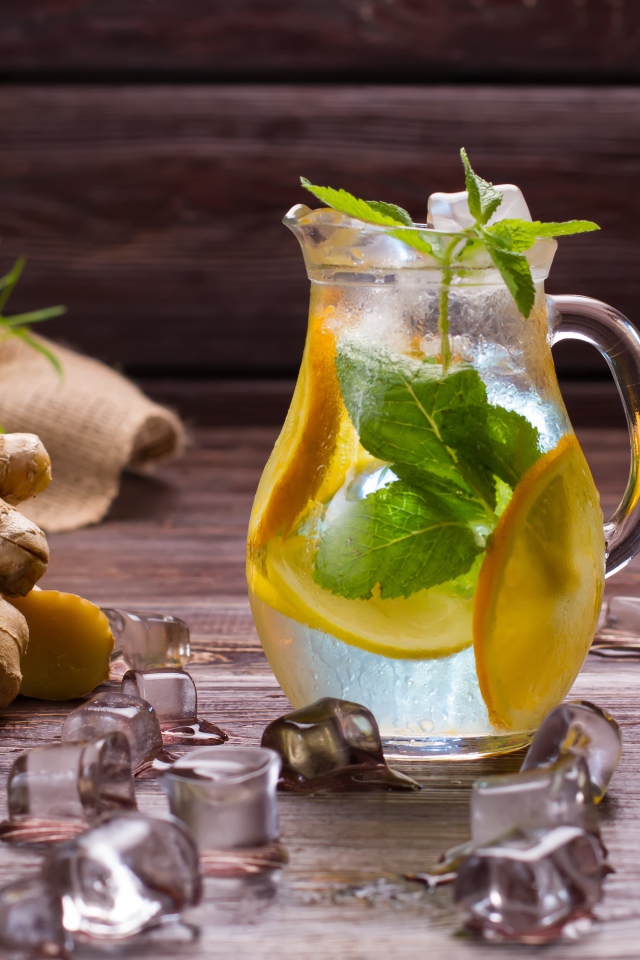 Холодный цитрусово - имбирный лимонад со льдом