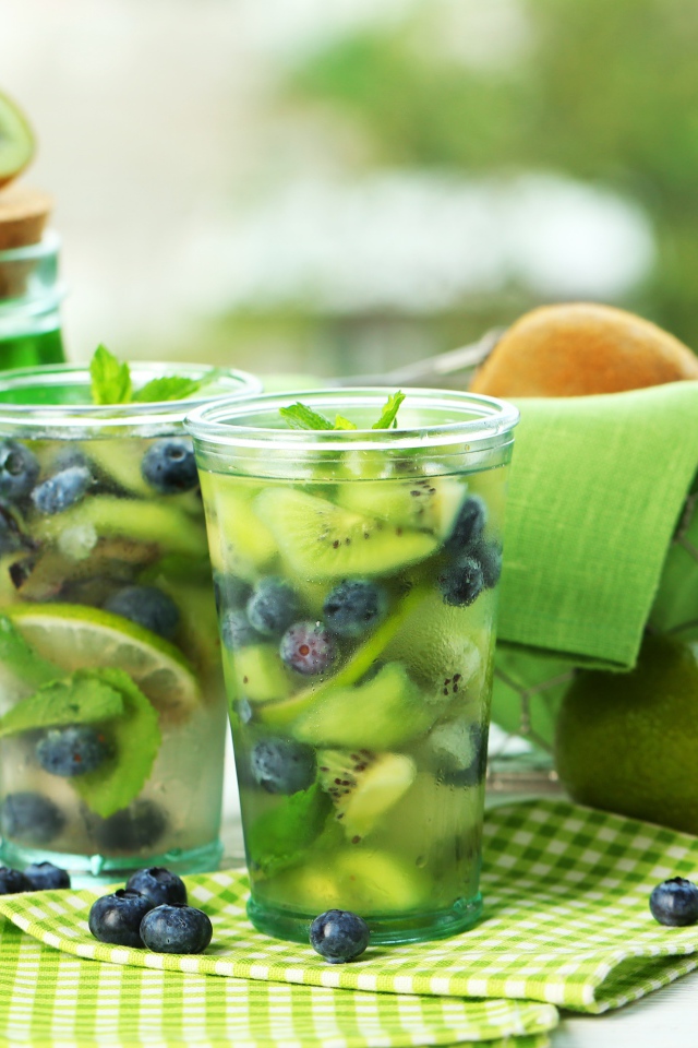 Холодный освежающий летний напиток с киви и черникой