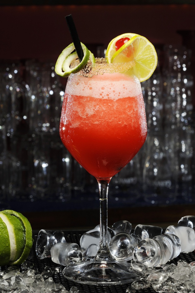 Коктейль Дайкири с лаймом, мятой и вишней