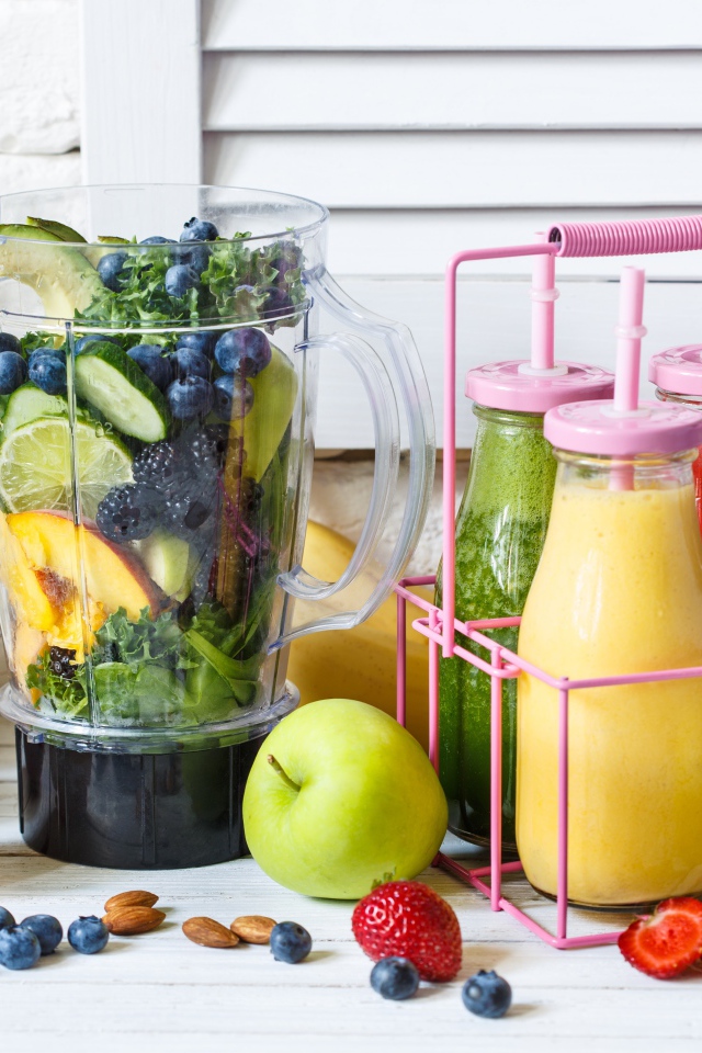 Вкусный напиток смузи в бутылках на столе