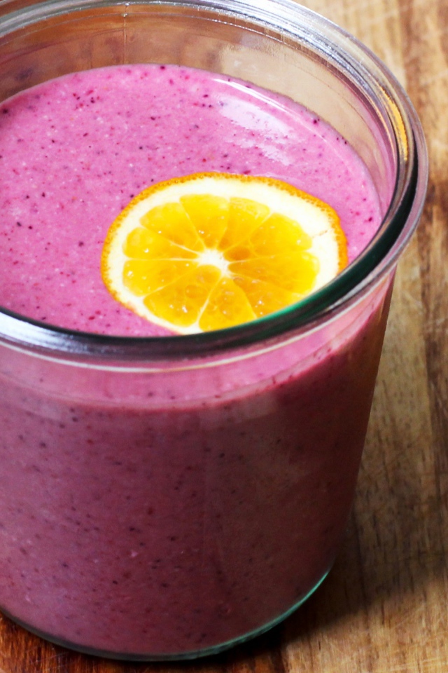 Свежий ягодный смузи с кусочками апельсина