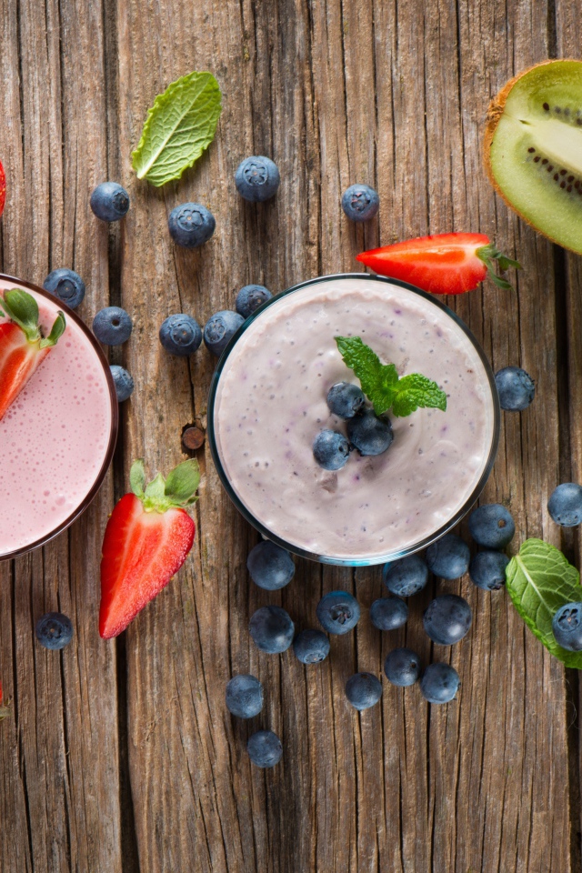 Свежее смузи из клубники, черники и киви на столе вид сверху