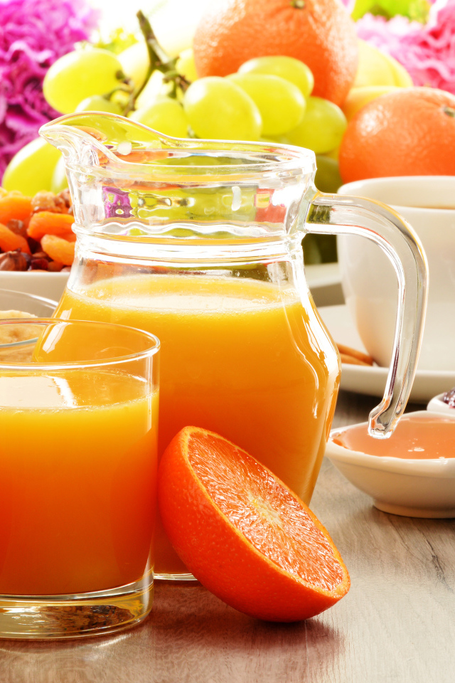 Свежевыжатый апельсиновый сок на завтрак 