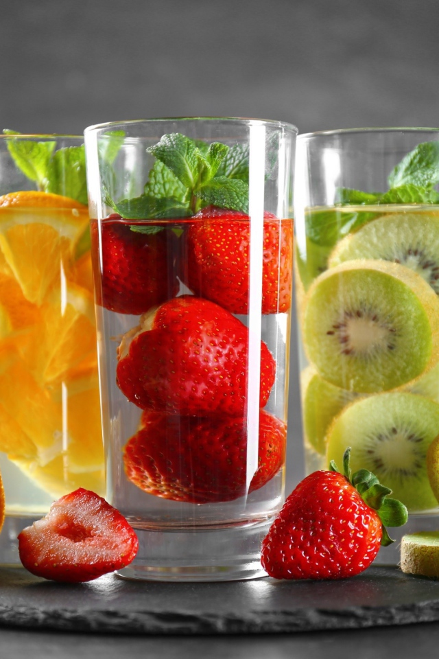 Фруктовый коктейль мохито в прозрачных стаканах 