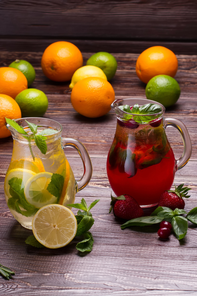 Стеклянные  кувшины с фруктовыми напитками 