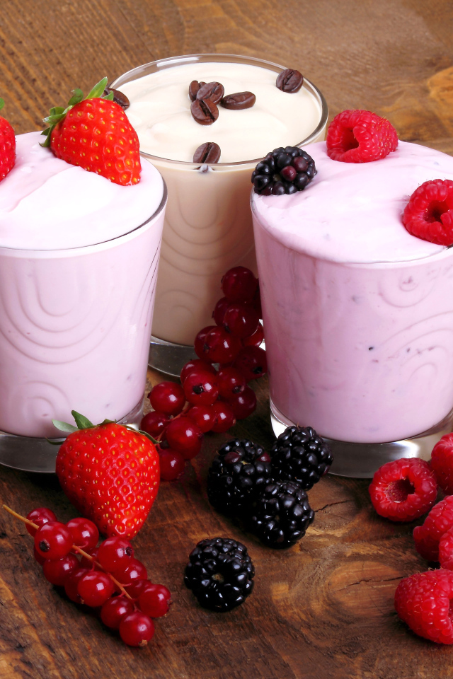 Молочные  коктейли с ягодами малины, клубники и ежевики 