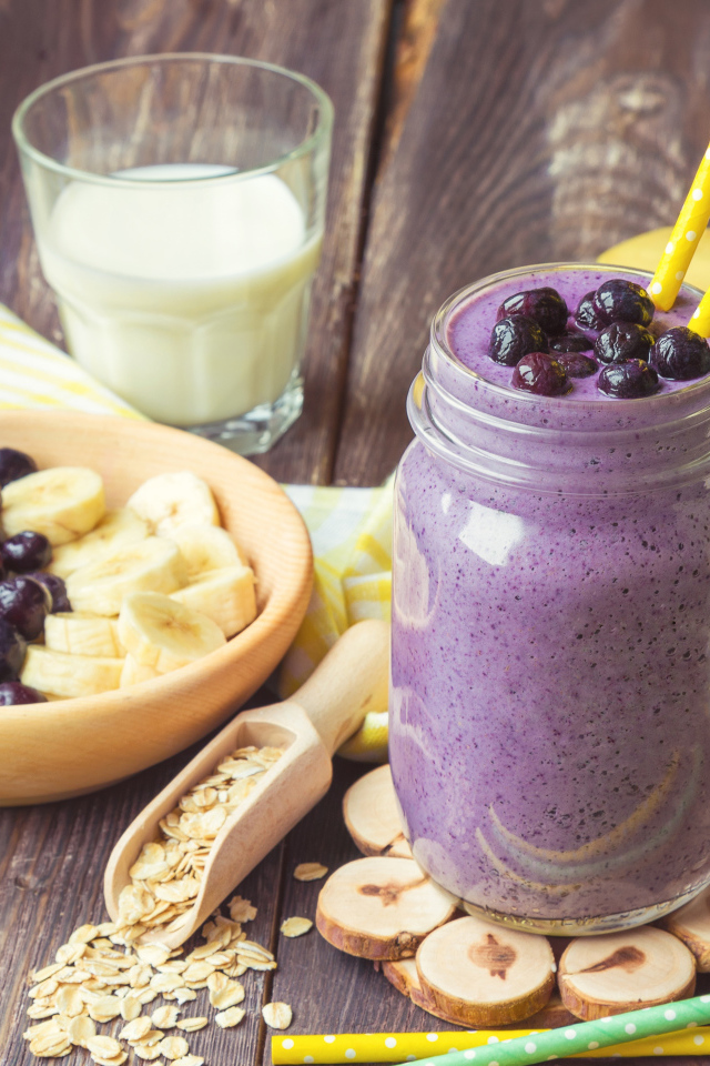 Молочный коктейль с ягодами черники и бананами 