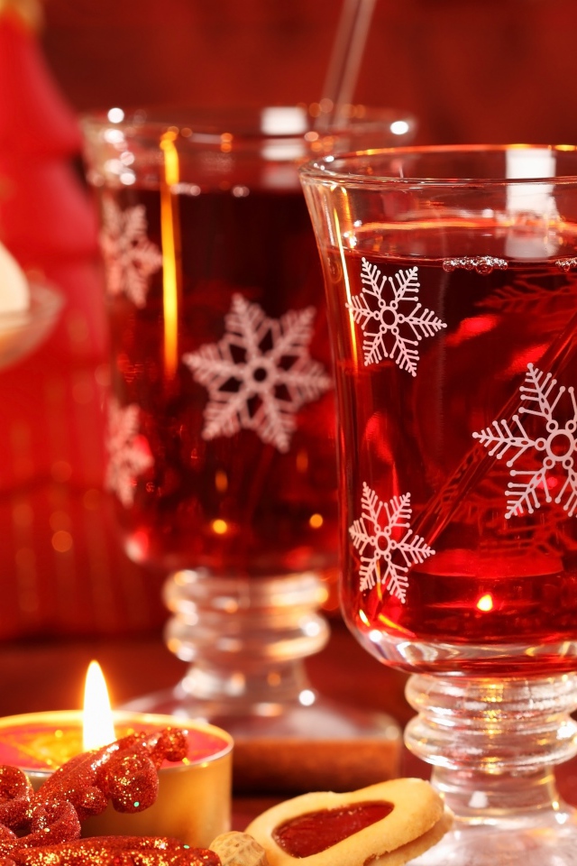 Новогодний глинтвейн с праздничными свечами