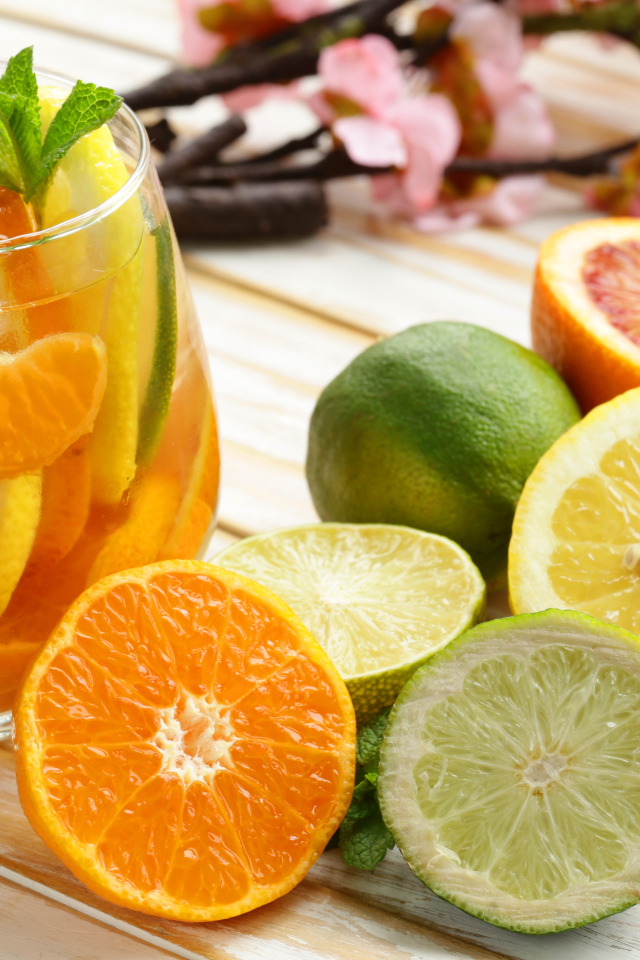 Освежающий цитрусовый напиток в стакане 