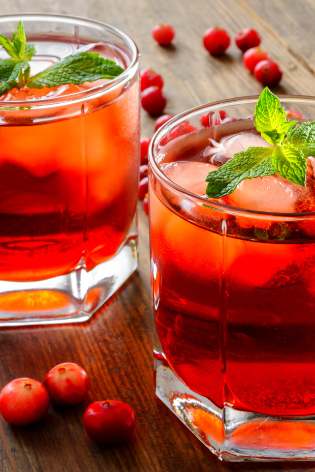 Освежающий напиток с клюквой и мятой