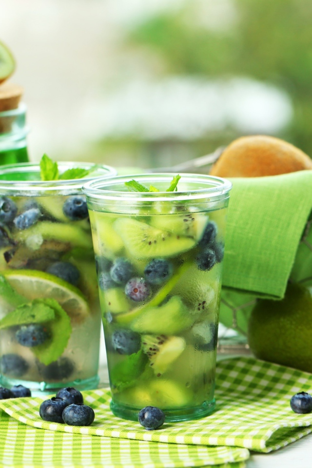 Освежающий напиток с киви, лаймом и черникой 