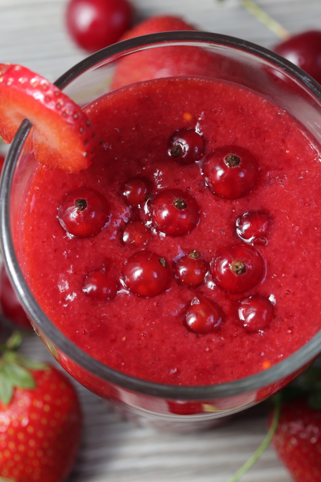 Смузи с ягодами смородины, вишней и клубникой