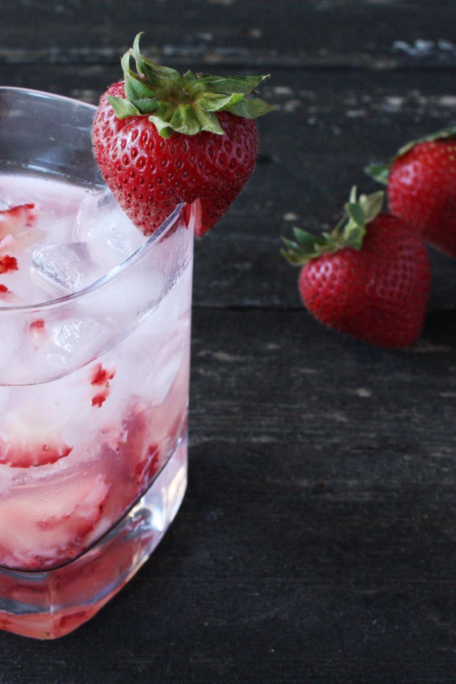 Клубничный коктейль в стакане со льдом