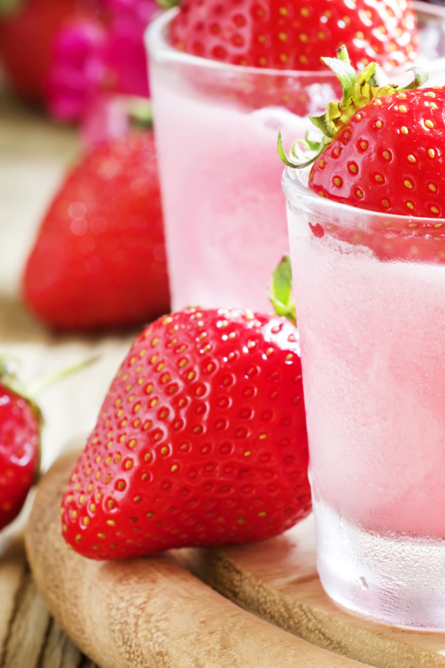 Клубничный коктейль со свежими ягодами на столе