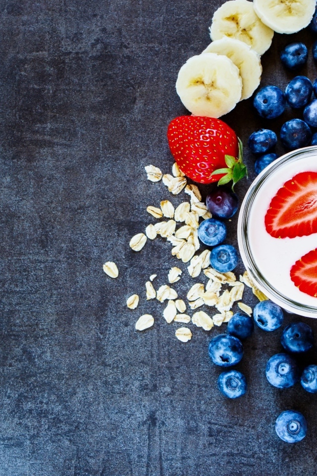 Клубничный молочный коктейль с фруктами текстура  