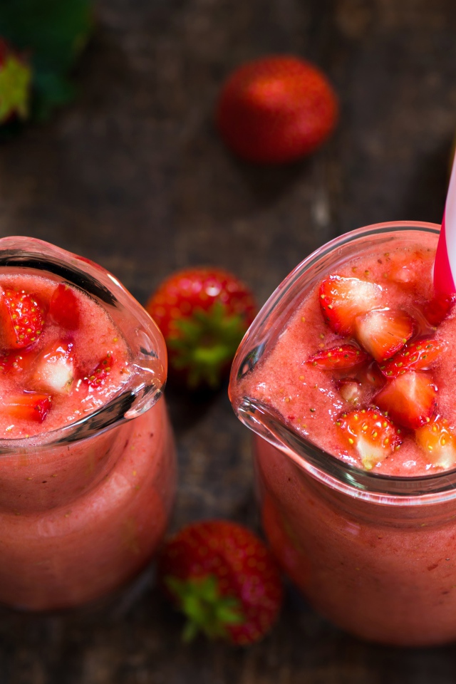 Клубничный смузи с стеклянных кувшинах с трубочкой