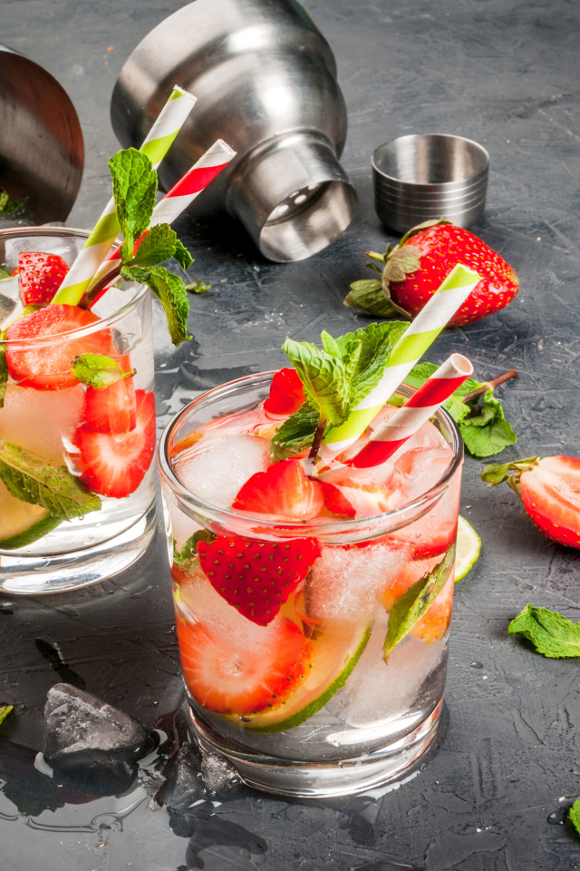 Летний напиток мохито с клубникой, лаймом и листьями мяты