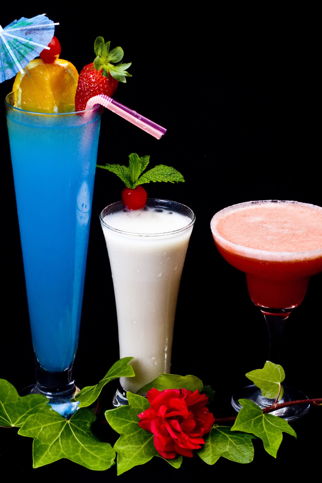 Три аппетитных коктейля на черном фоне