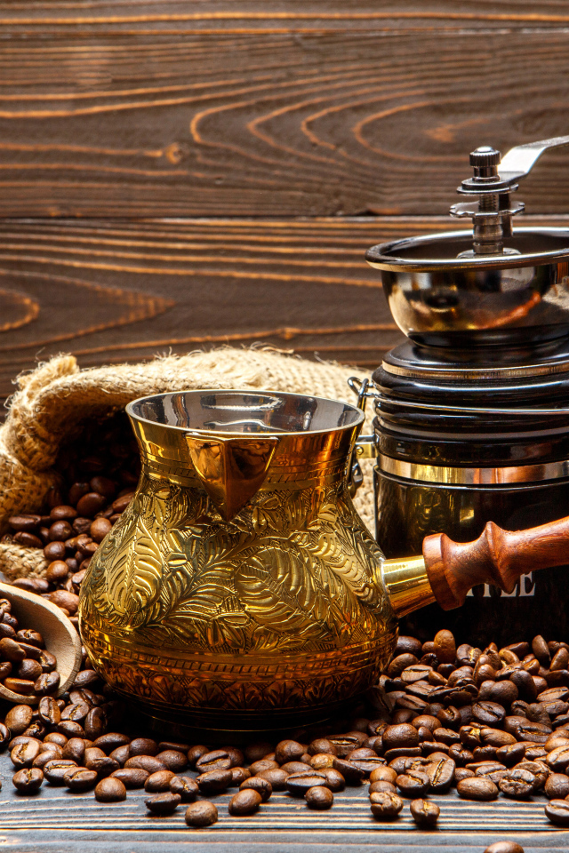 Турка для кофе и кофейные зерна на столе