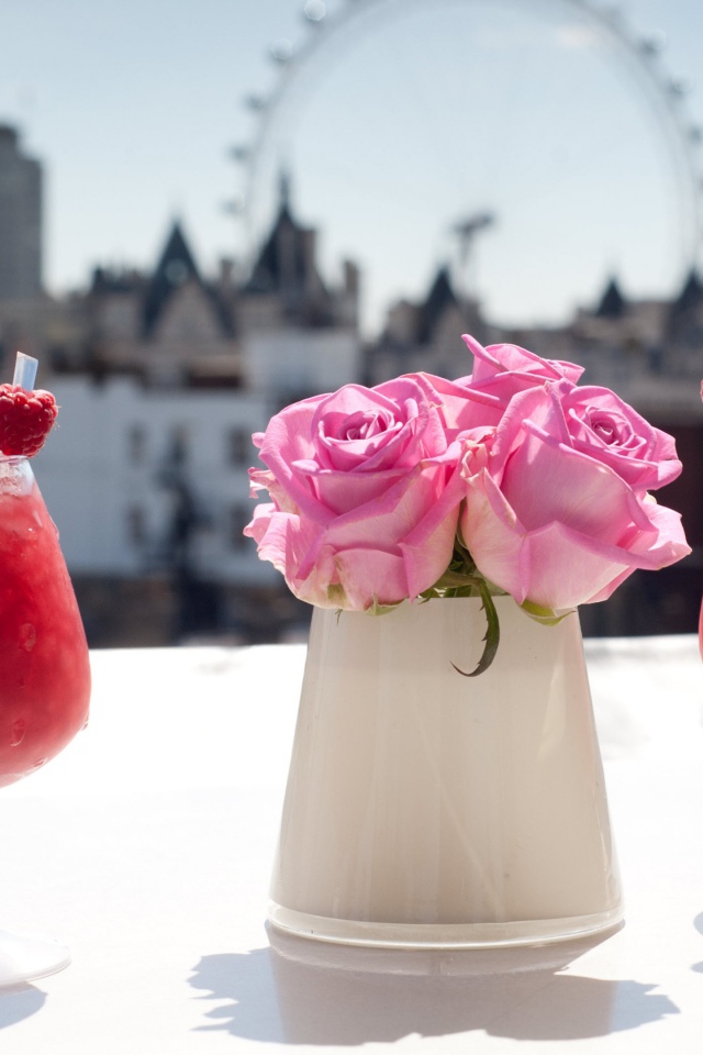 Два коктейля со льдом на столе с цветами