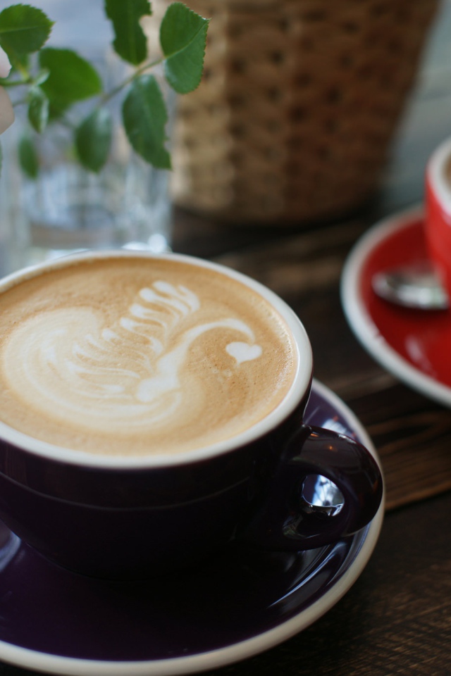 Две чашки кофе на столе с розовой розой