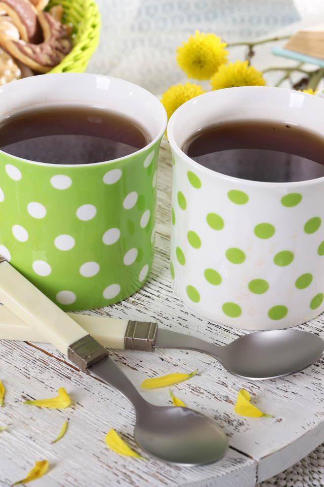 Две чашки ароматного чая с печеньем 