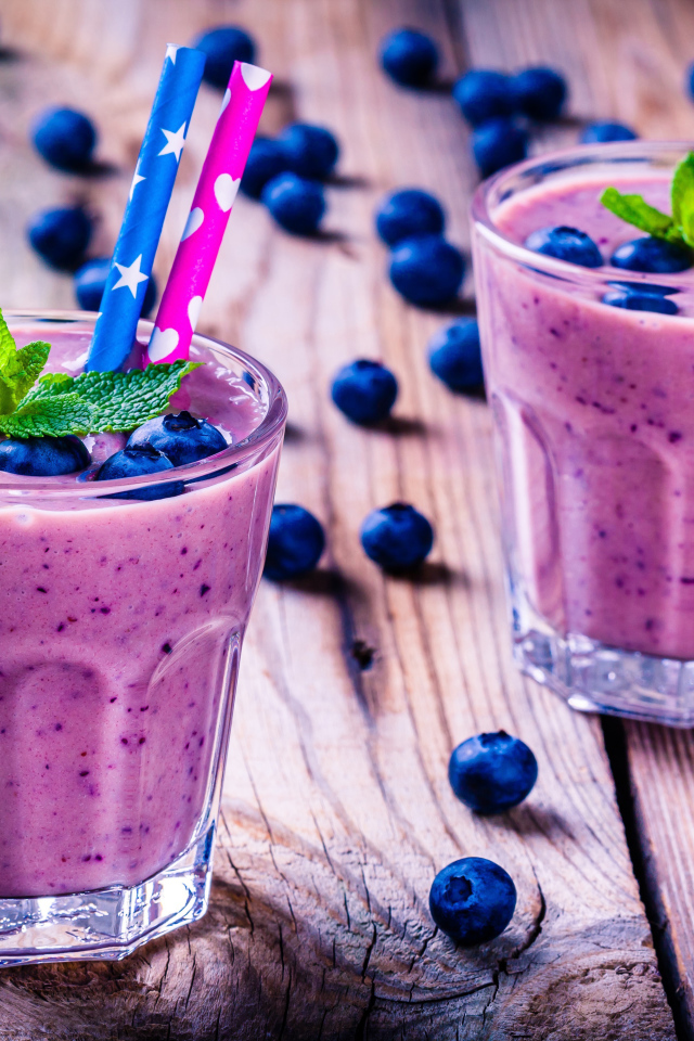 Два стакана черничного коктейля с трубочками