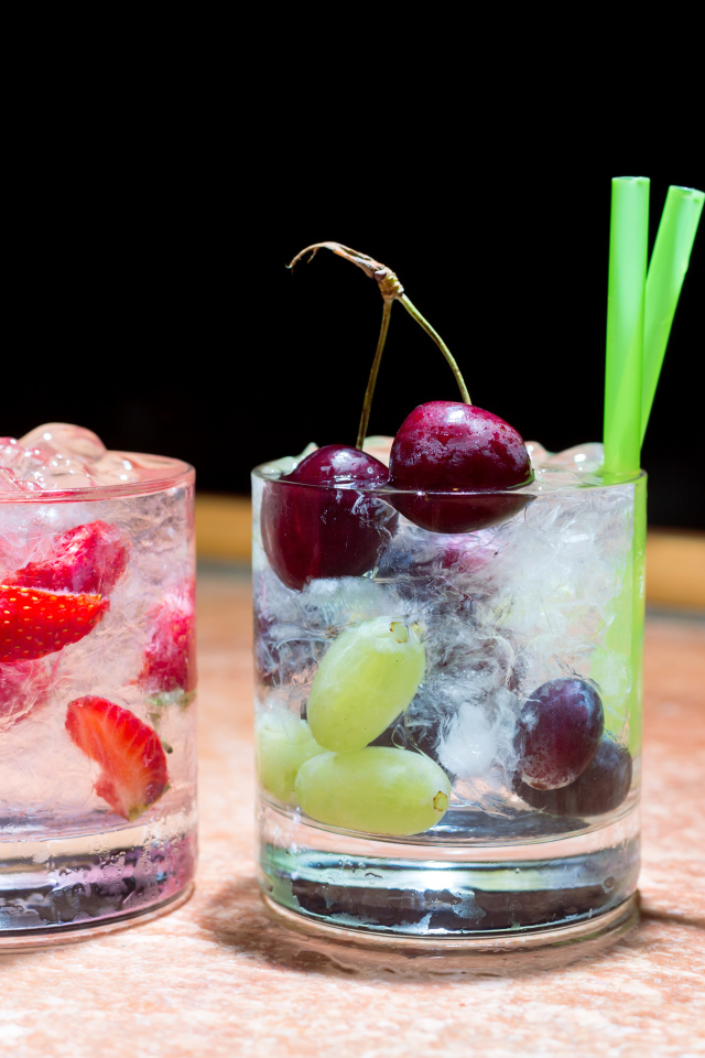 Два стакана холодного напитка с ягодами