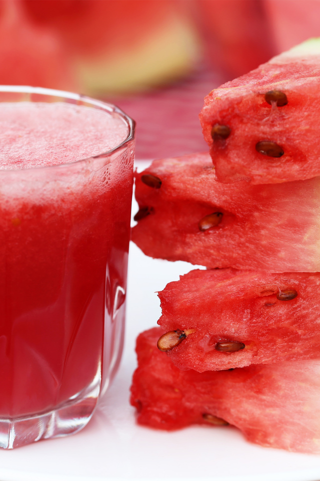 Арбузный сок с кусочками свежего арбуза 