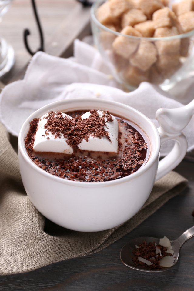 Белая чашка с горячим шоколадом и зефиром 