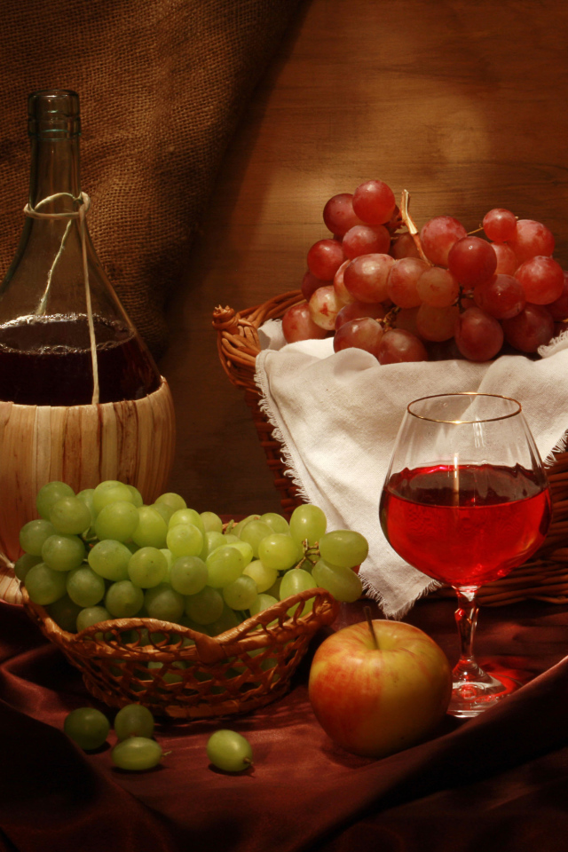 Вино со свежим виноградом и яблоками на столе