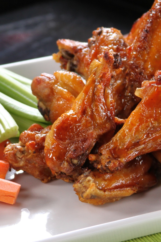 Аппетитные крылышки Баффало с морковью, соусом и сельдереем