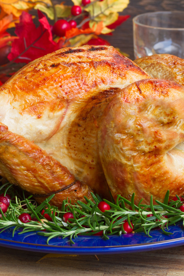 Аппетитная запеченная курица на блюде 