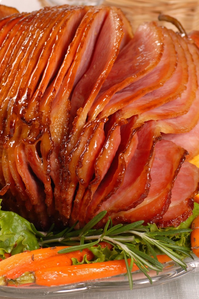 Аппетитный нарезанный кусок мяса с  лимоном 