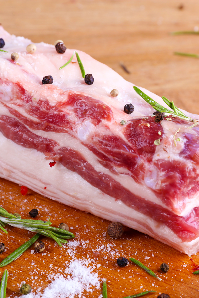 Аппетитное свежее сало со специями и базиликом