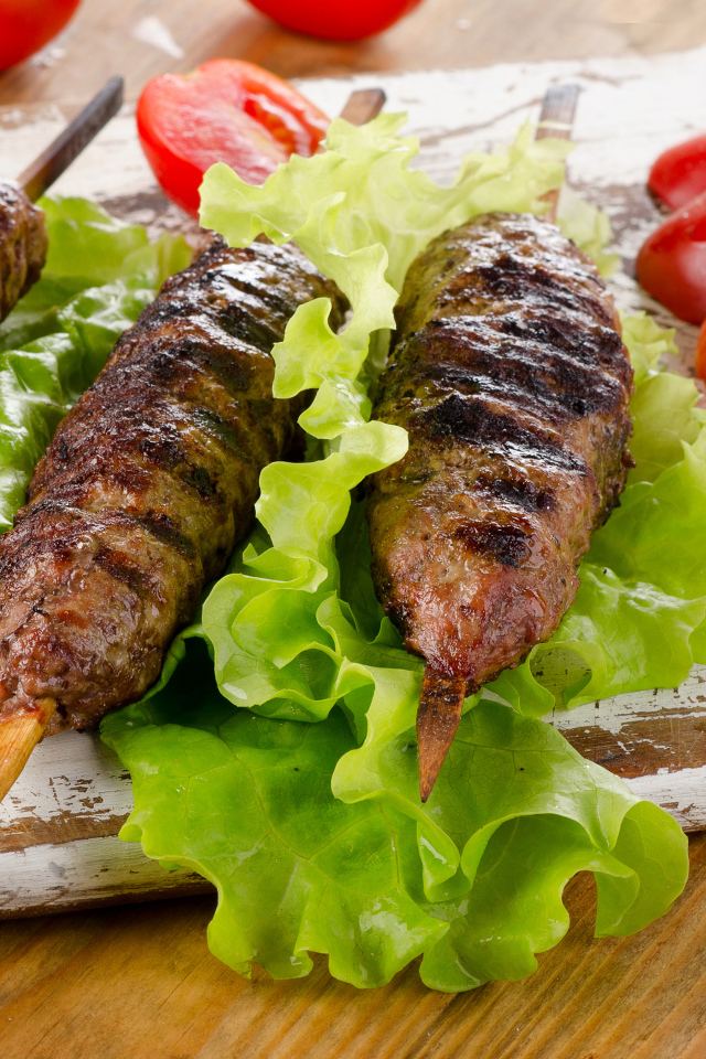 Аппетитный кебаб с перцем и листьями салата