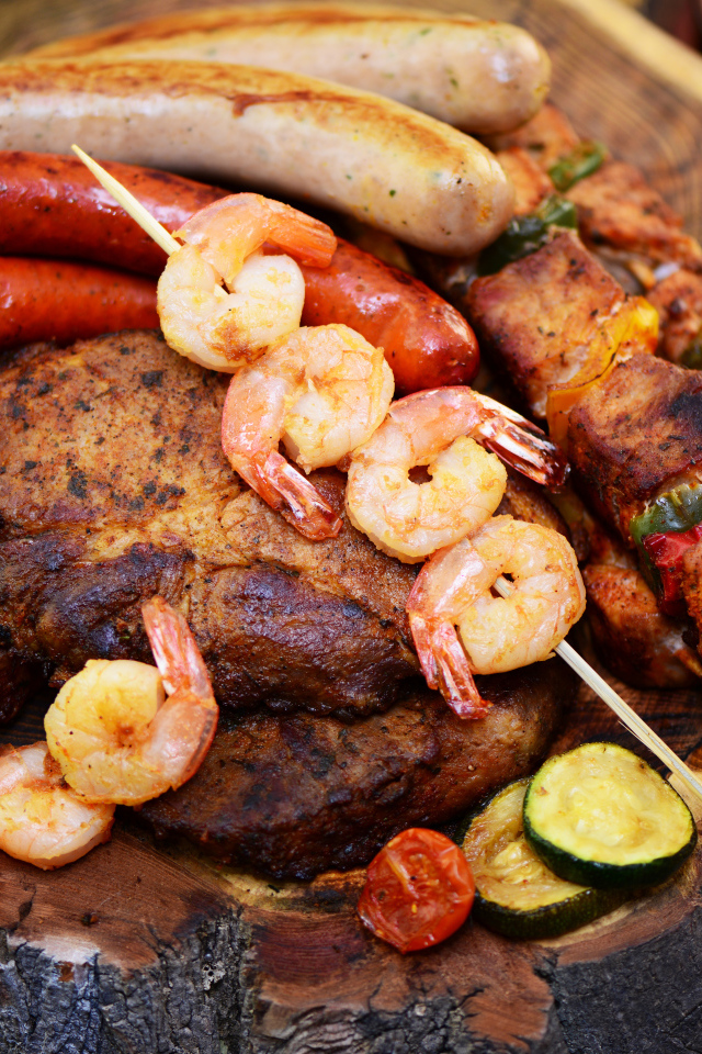 Аппетитное мясо и креветки барбекю на столе