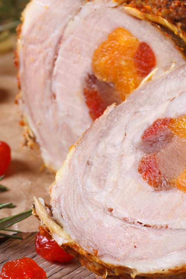 Аппетитный мясной рулет с курагой 