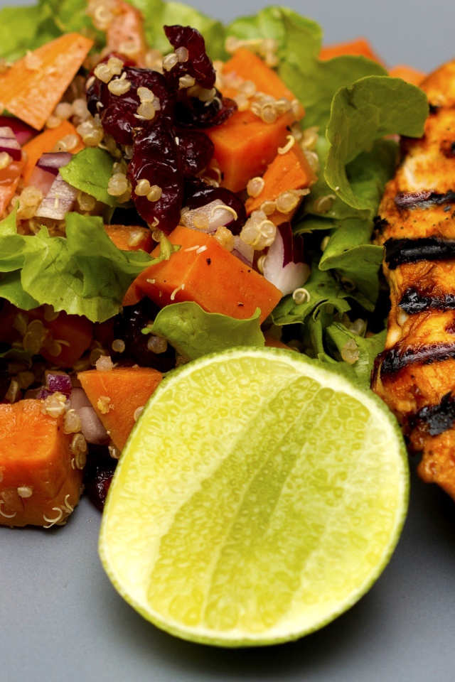 Аппетитный кусочек жареной курицы гриль на тарелке с овощами