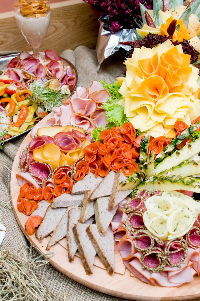 Аппетитные нарезки на праздничном столе