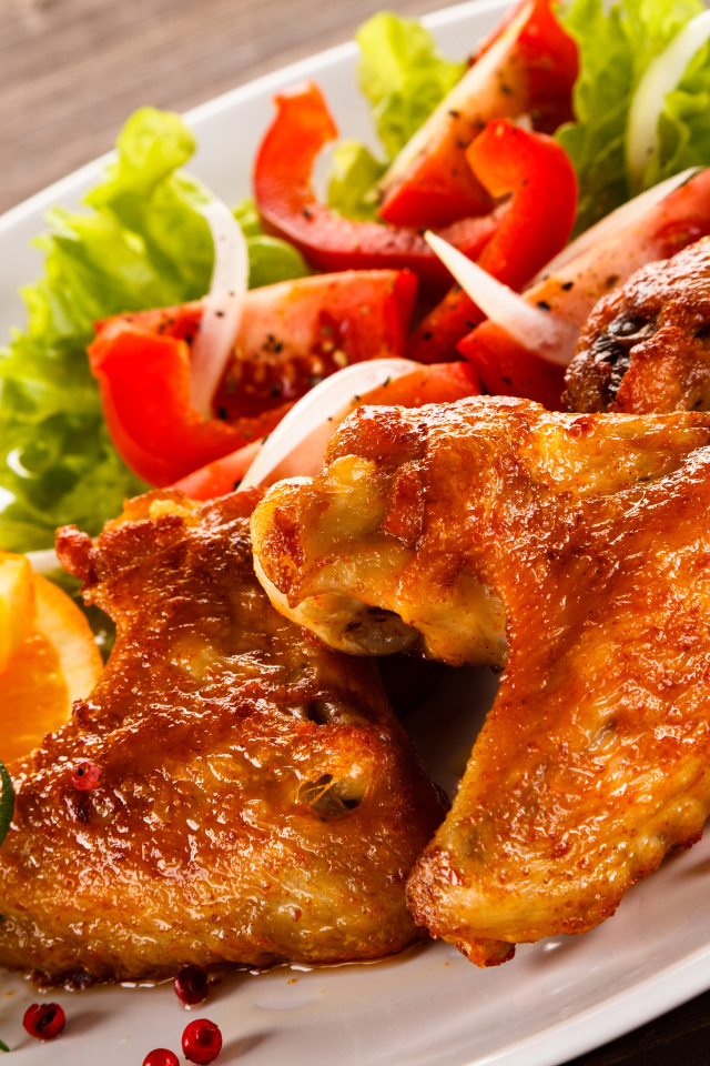 Запеченные куриные крылышки с овощами 