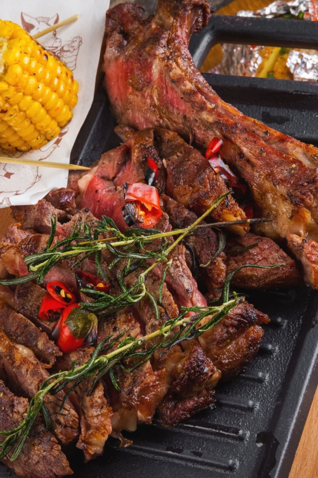 Запеченное мясо с кукурузой и кетчупом на столе