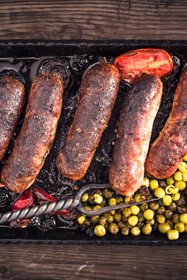 Жареные аппетитные сосиски с овощами 